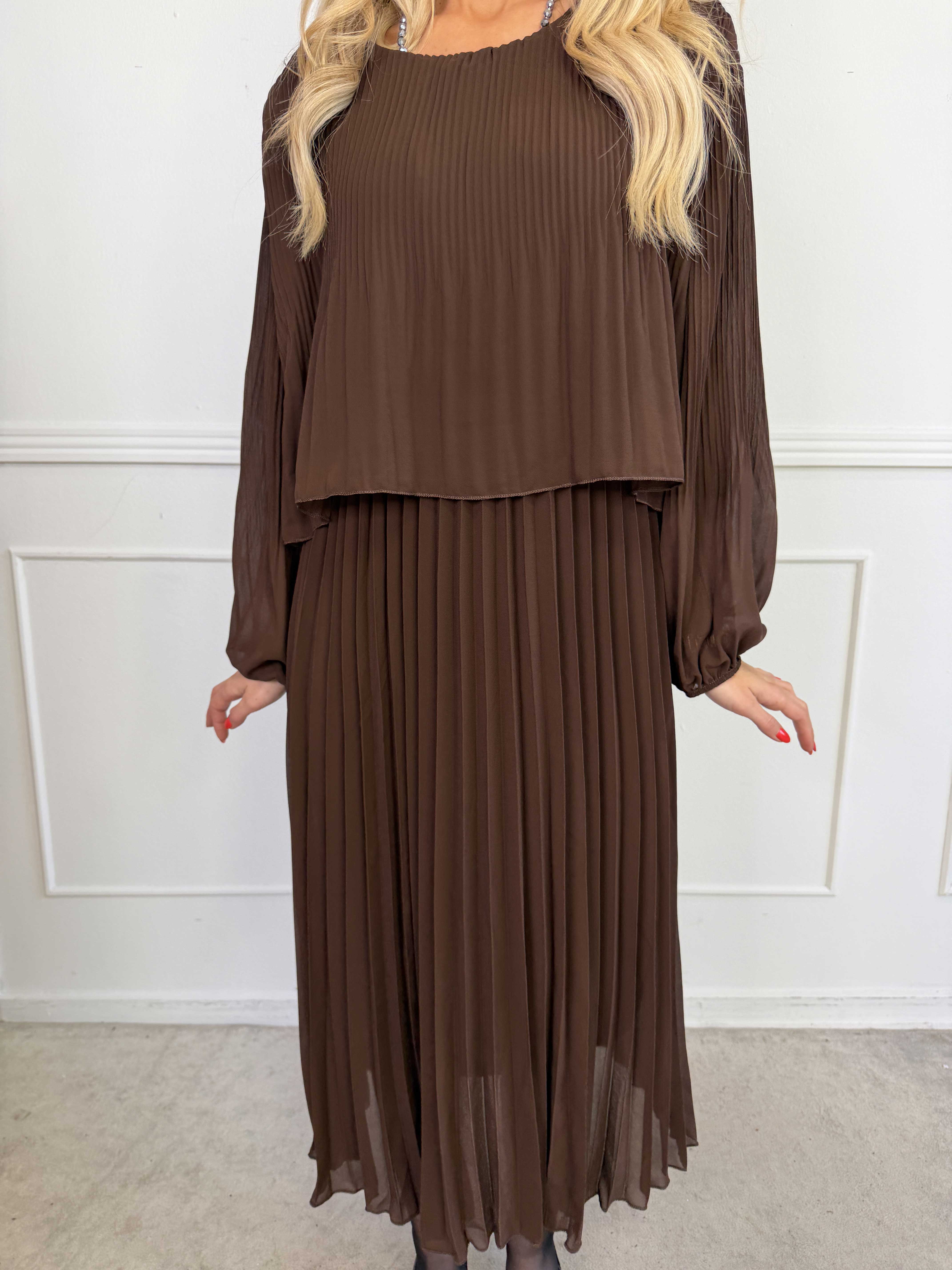 Kristina Long - Langærmet kjole med plisseringer i to lag